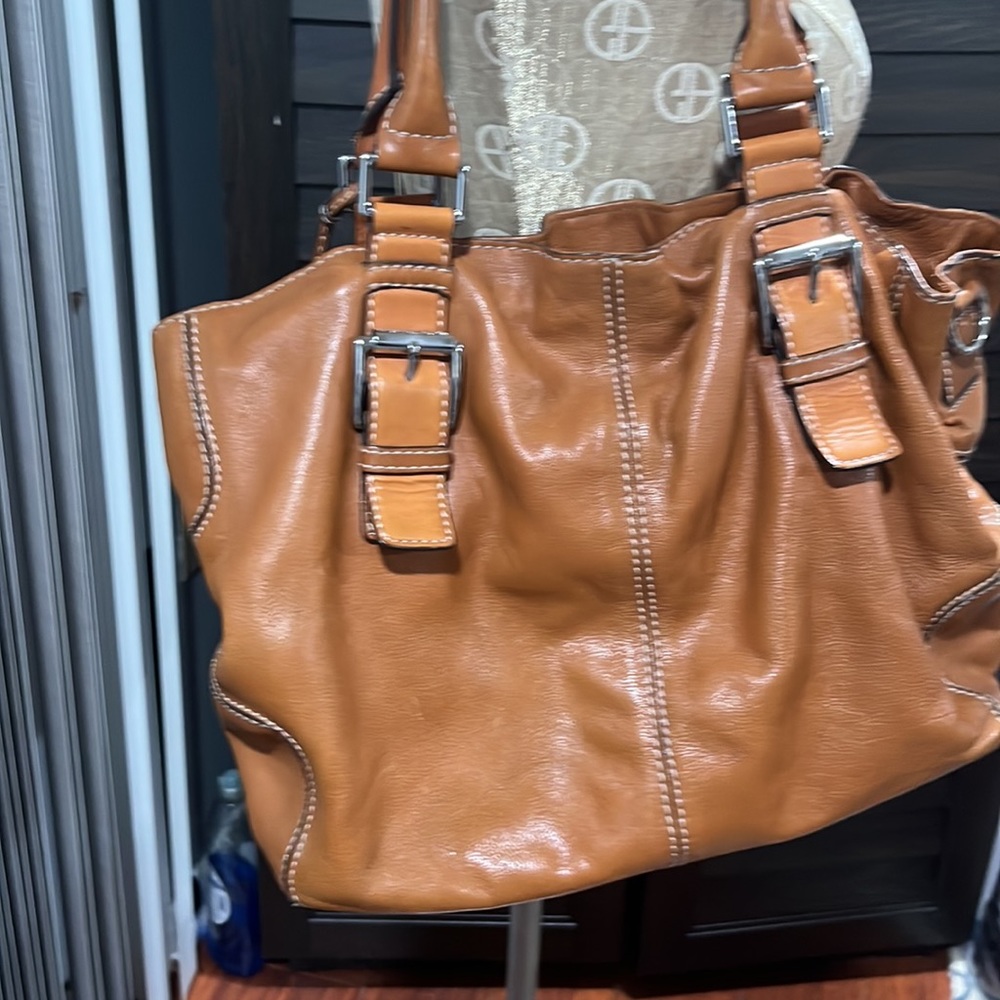What does handbag - Picture 4 of 4